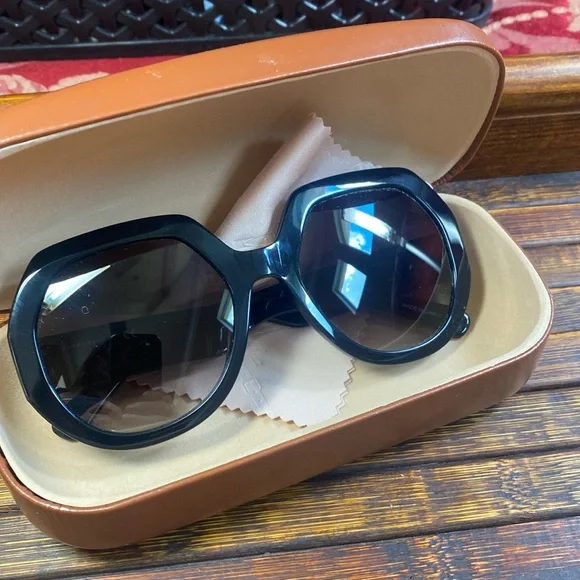 EUC- LONGCHAMP Sunglasses Amazon.com: Longchamp Sunglasses LO 733 S 001 Black  main image 2